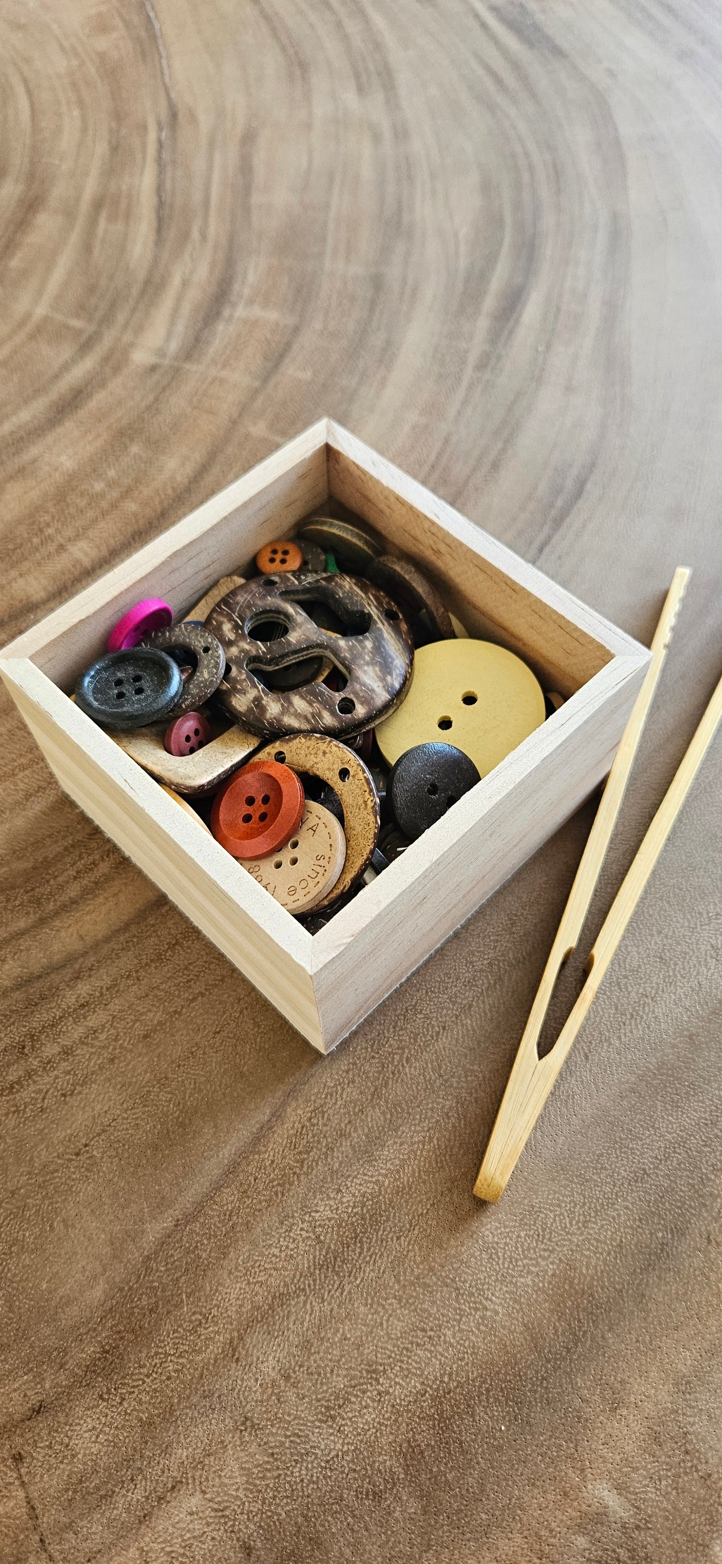 Voel-en sorteerbakje met houten knopen 250 gram-loose parts