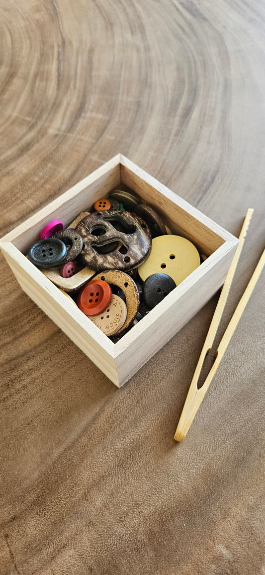 Voel-en sorteerbakje met houten knopen 250 gram-loose parts